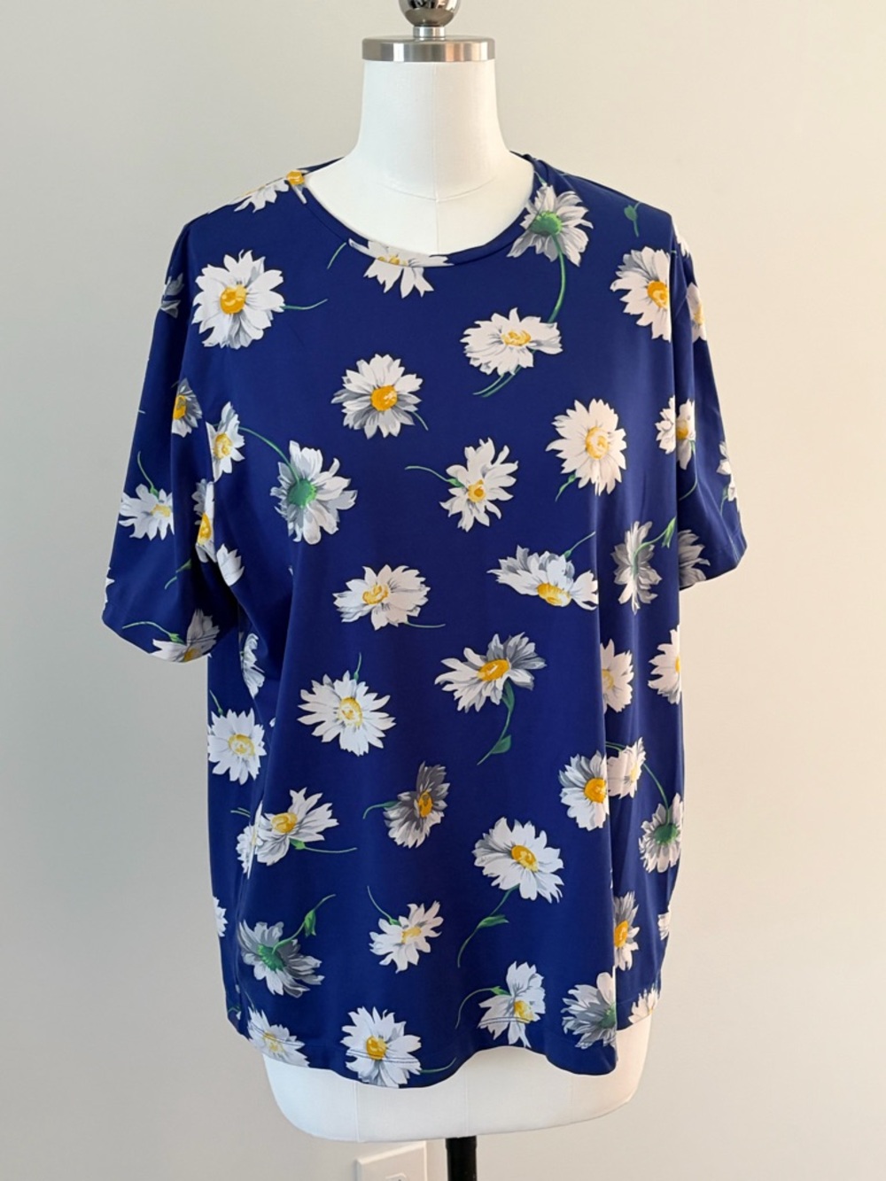 Jones New York Floral Navy and White Sport Top